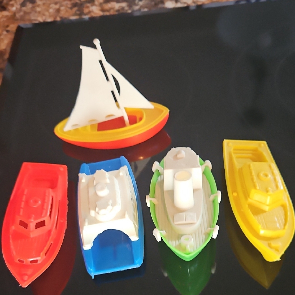 Vintage set of 5 Plastic Bathtub Floating Toy Boats. - Picture 6 of 10